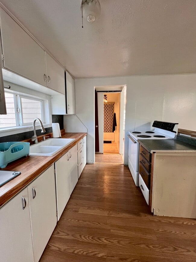 Building Photo - Non-Refundable & Security Deposit Total: $925.00