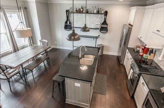 Building Photo - Belmont / Vanderbilt University Condo!!