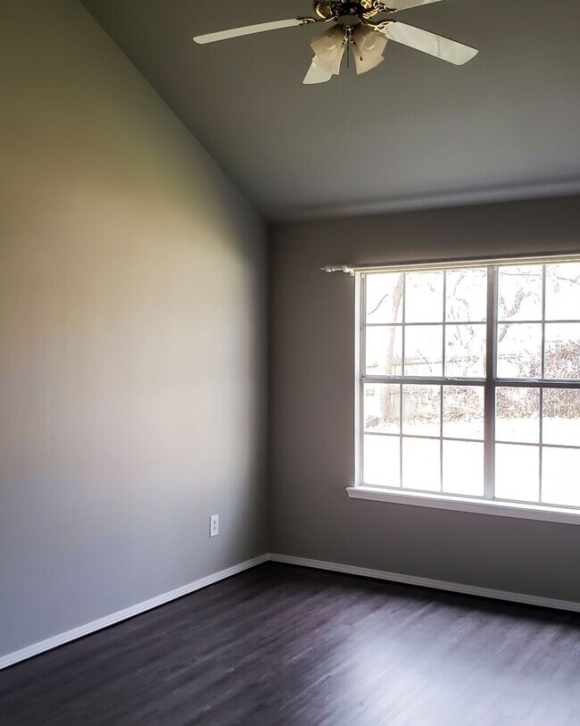 Building Photo - Great 4 Bedroom 2 Bath home and fenced yard!!!