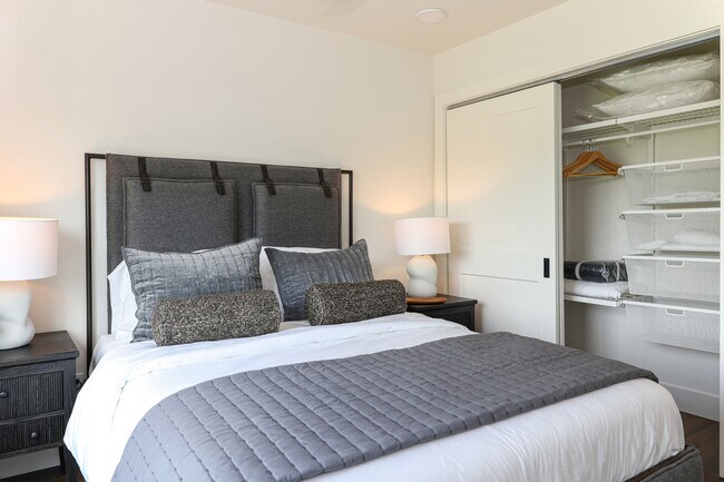 Building Photo - 279 N Richards Ave