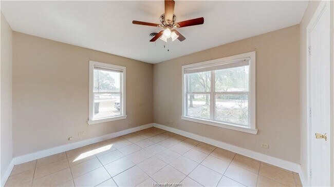 Building Photo - HUGE 4/4 in Eastgate!!