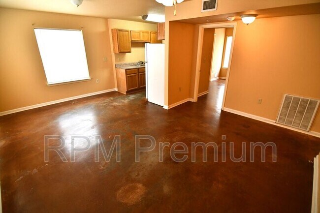 Building Photo - 5480 Spring Ln