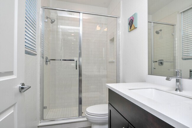 Building Photo - Waterfront Beauty