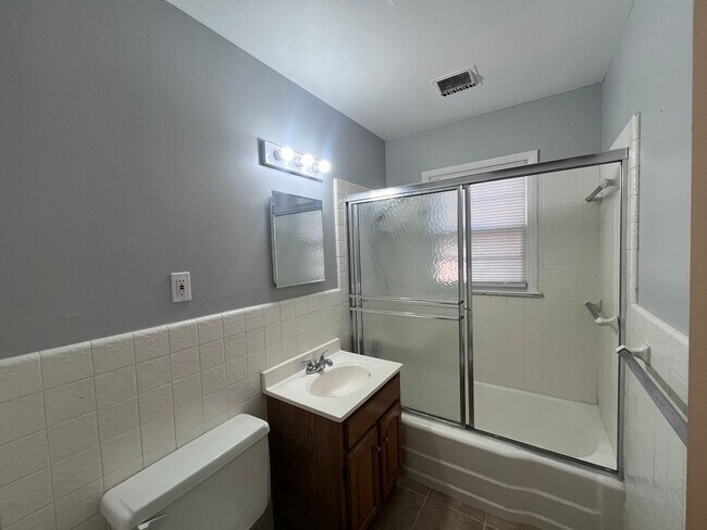 Building Photo - 3 Bedroom / 1 Bath House