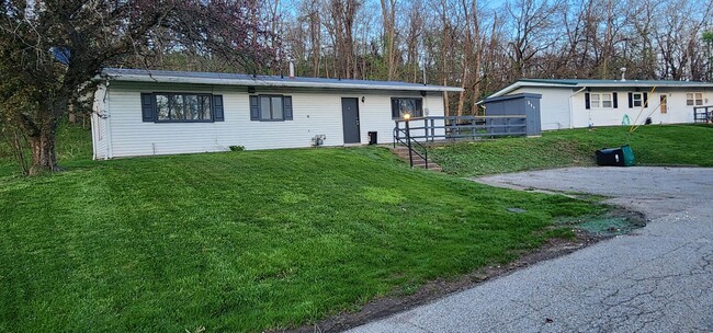 Building Photo - Finleyville 3 Bedroom 1.5 Bath Remodeled R...