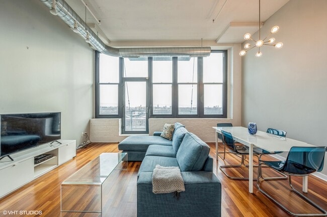 Building Photo - 1224 W Van Buren St