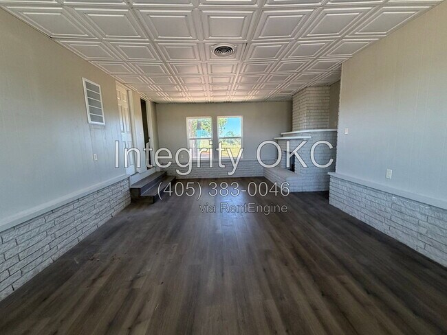 Building Photo - 5150 W Camp Dr
