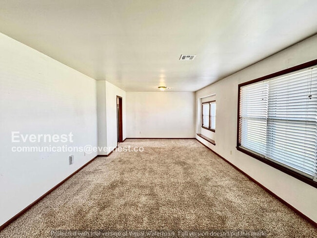 Building Photo - 3 Bed/2 Bath Home with Garage / Pet-Friendly / Available Now!