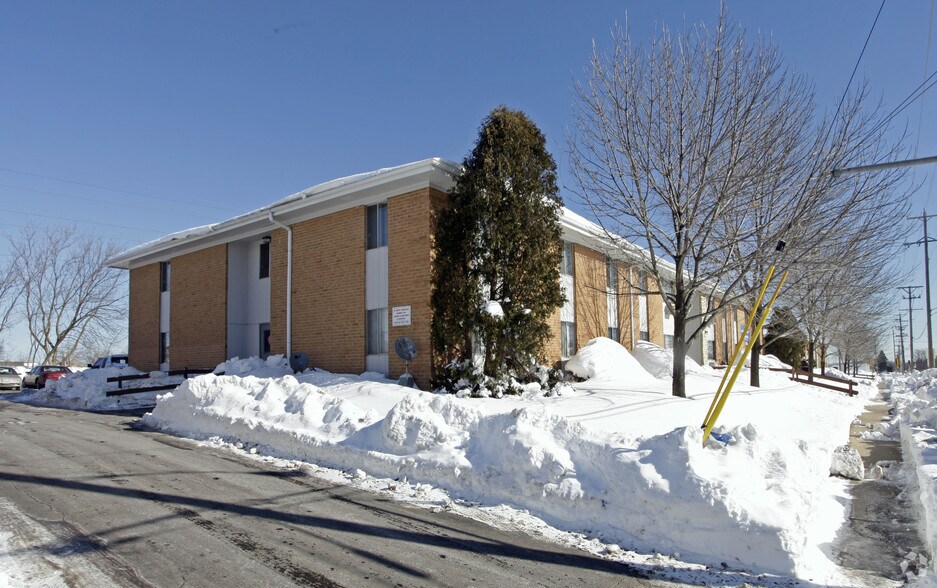 Courtyard Apartments - 4007 45th St.