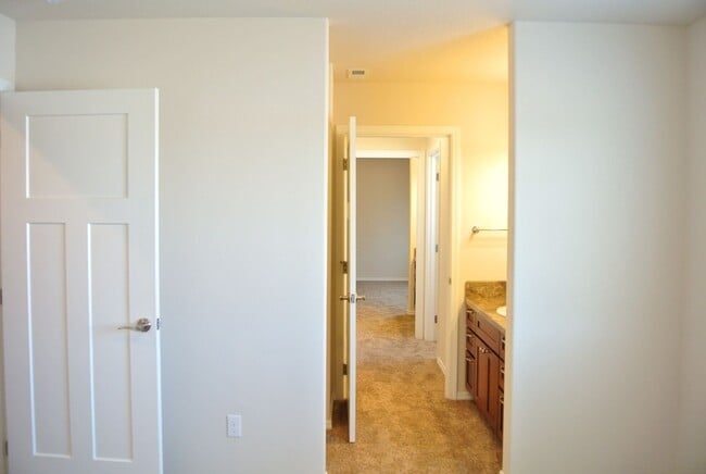 Building Photo - Spread Out and Live Large in this Luxuriou...