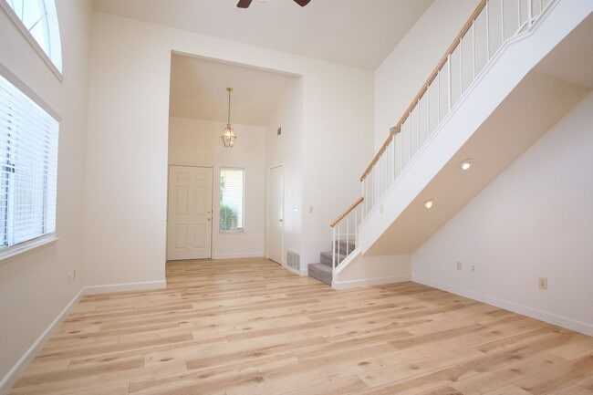 Building Photo - 3 Bedroom 3 bath home in Modesto