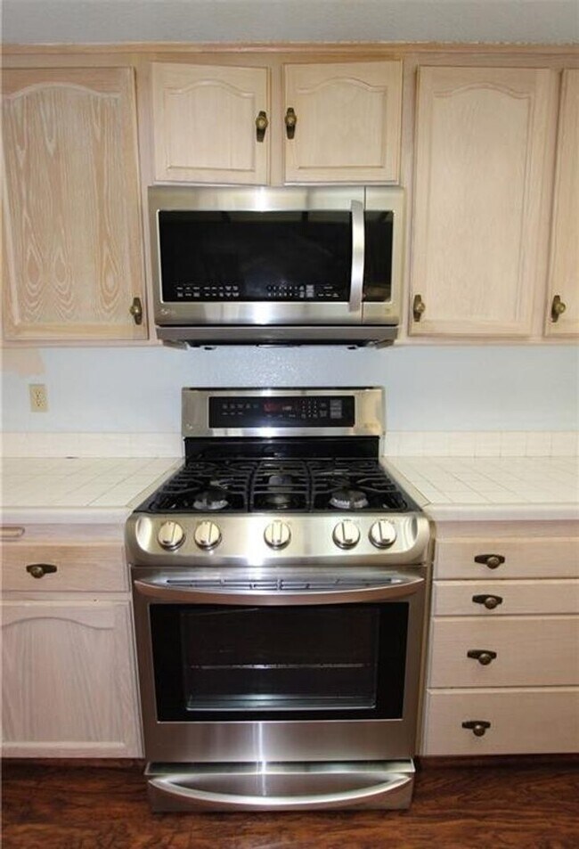 Building Photo - Gorgeous & Open Floor Plan House 4.Bed+3.Bath with Solar System AVAILABLE