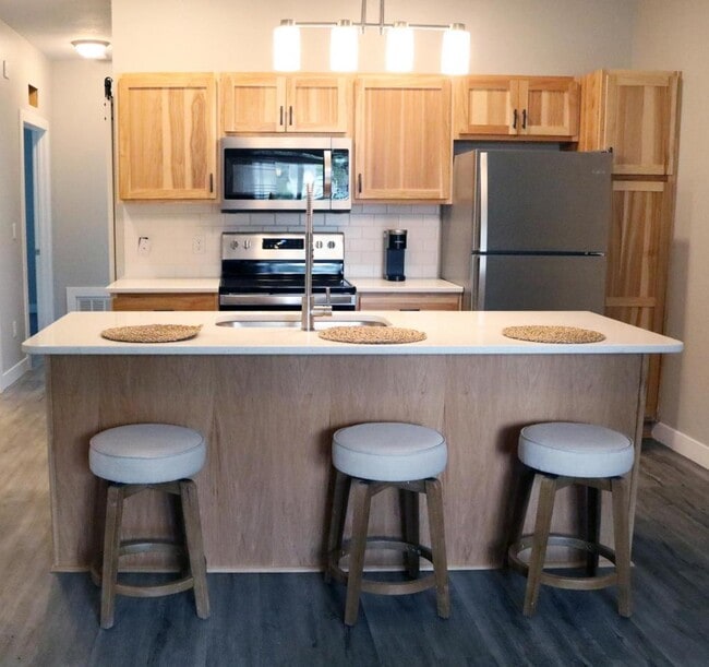 Building Photo - 480 Division St