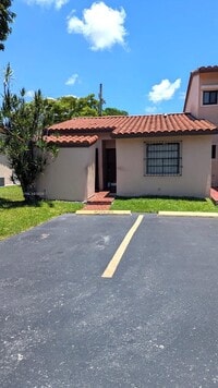 Building Photo - 3809 SW 82nd Ave
