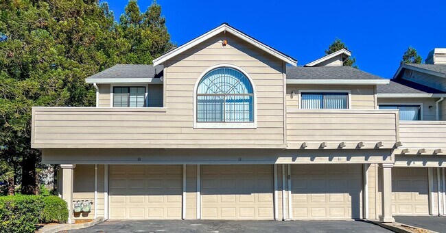 Primary Photo - Renovated One Bedroom Condo with Single Ca...