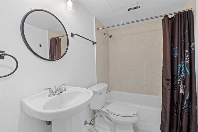Building Photo - 6410 Del Monte Dr