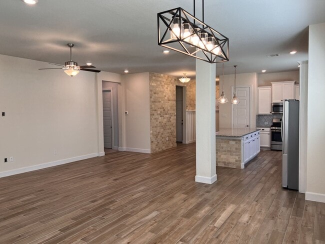 Building Photo - 10215 High Noon Dr