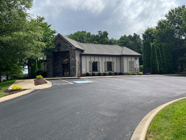 Building Photo - 1682 Sunset Park Dr