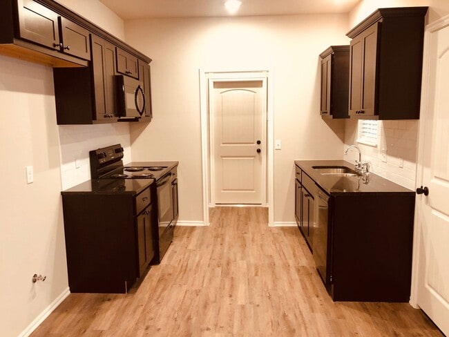 Building Photo - 3 bed 2 bath with 2 car garage duplex for rent in Edmond near Broadway and 2nd Street!