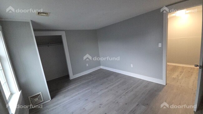 Building Photo - 418 River St