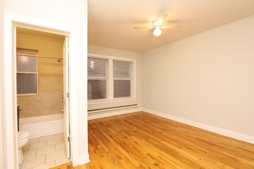 Building Photo - 457 W Melrose