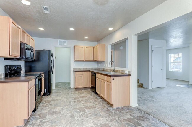 Building Photo - 4 Bedroom 2.5 Bath Two Story Home_Pet Friendly!