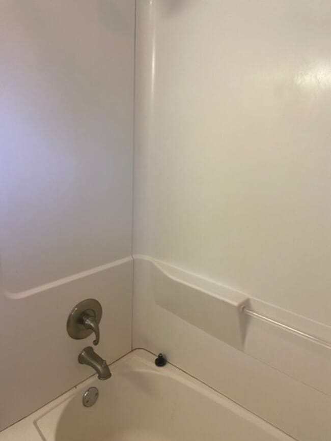 Building Photo - 3 bed 2 bath Brick Ranch