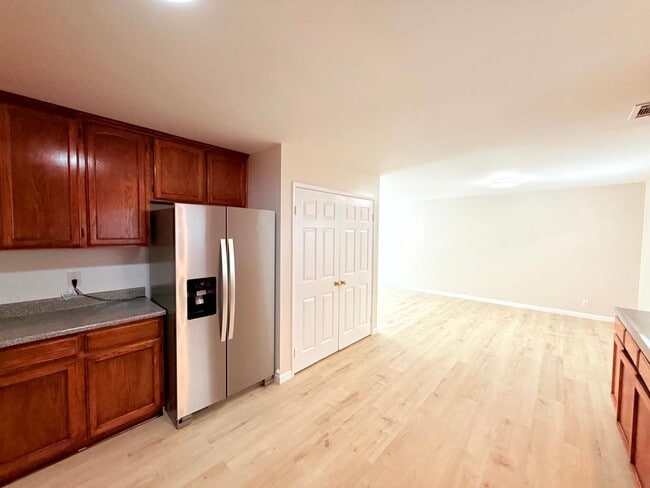 Building Photo - 762 W 21st St