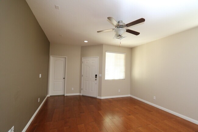 Building Photo - Lovely Home with Community Pool