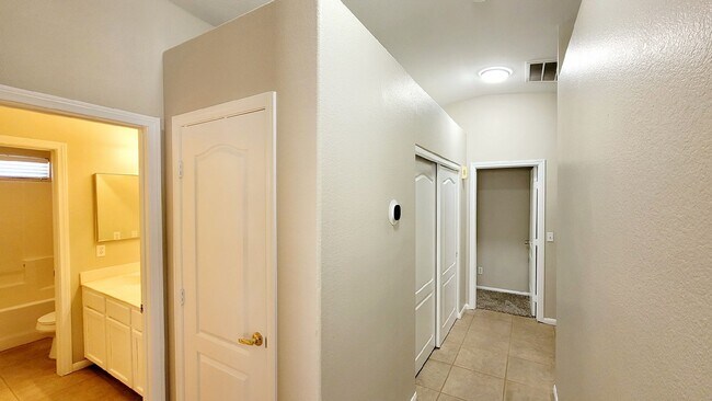 Building Photo - 319 Mulberry Glen Dr