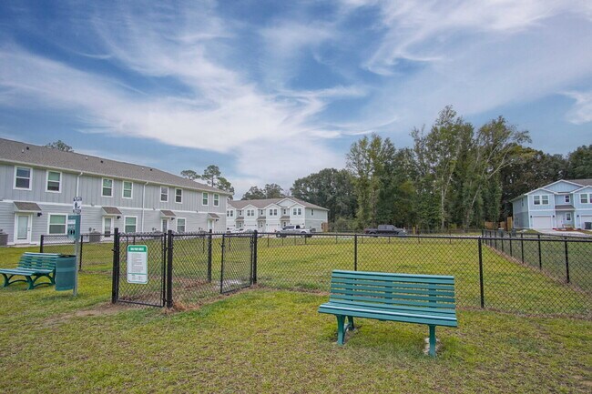 Building Photo - Don’t Miss This 3BR Townhome in North Pensacola — Garage, Modern Finishes, Community Pool & Easy ...
