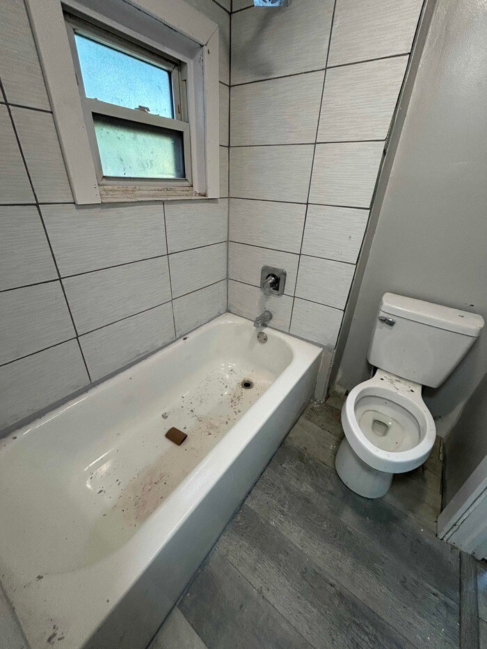 Building Photo - 1582 E 49th St