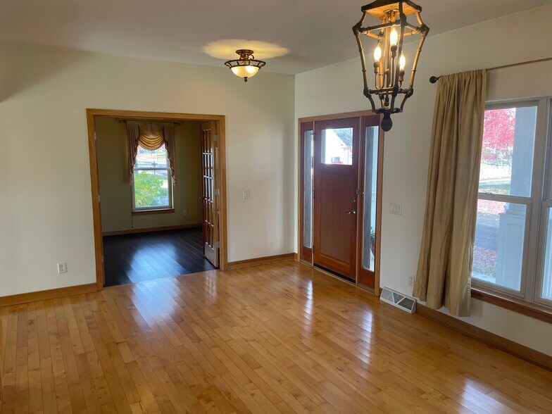 Building Photo - 3169 Pleasant St