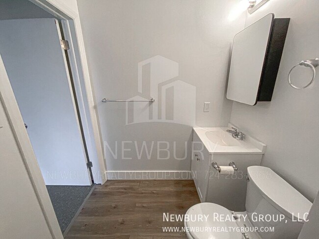 Building Photo - Spacious & Updated 2-Bedroom Row Home – Mo...