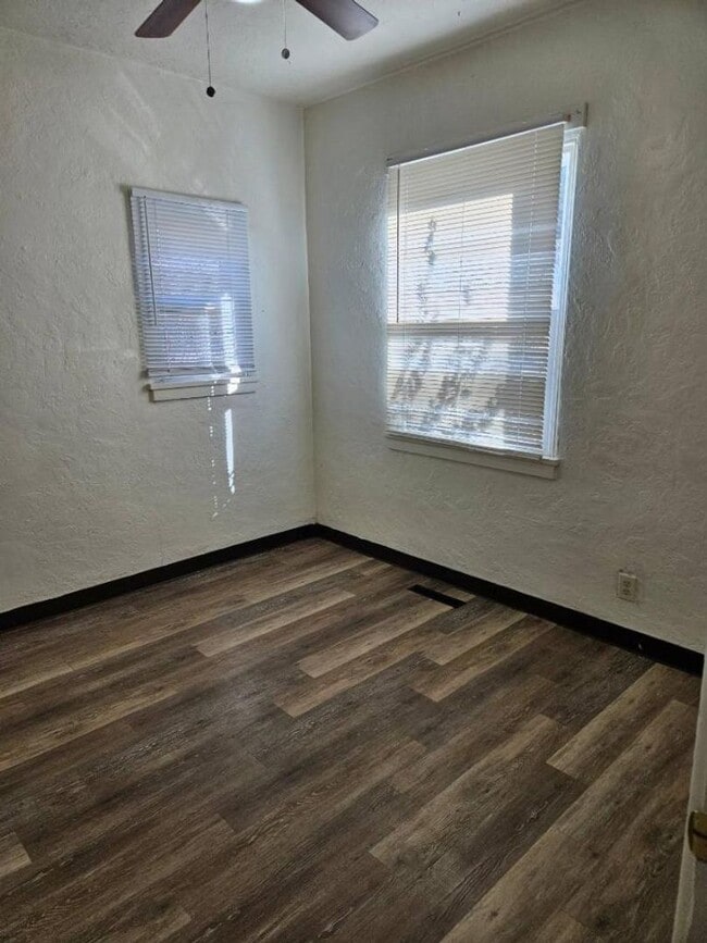 Building Photo - Fantastic 2 bedroom house avail NOW