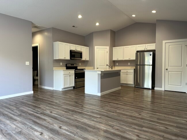 Building Photo - 1438 Azena St