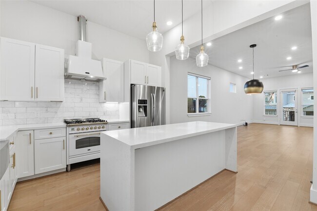 Building Photo - 1236 W 21st St