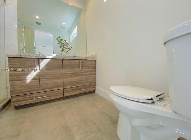 Building Photo - 3653 SW 25th St