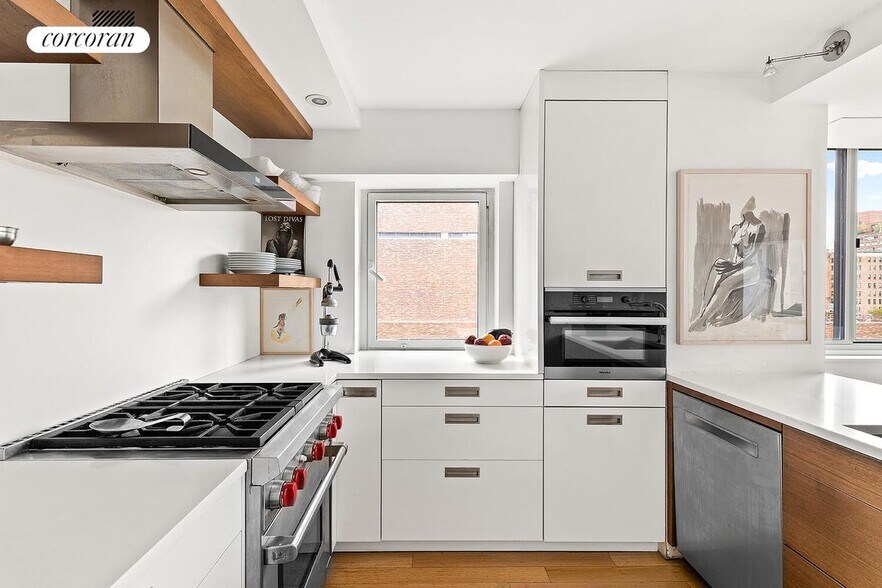 Building Photo - 45 W 67th St