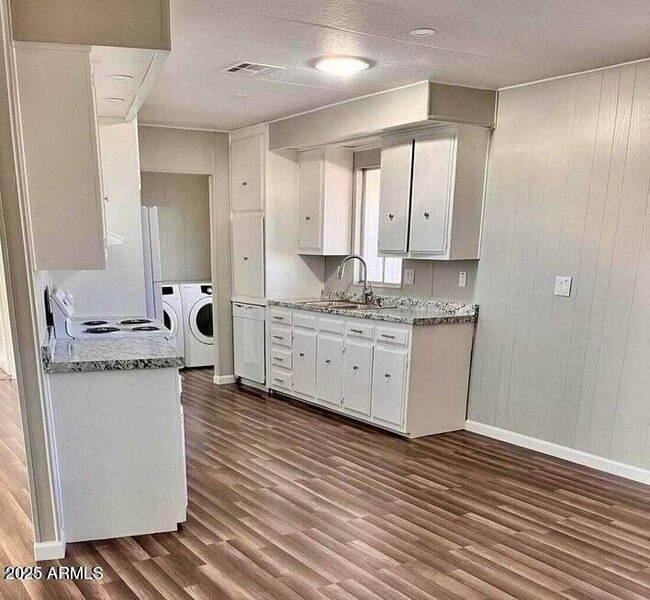 Building Photo - 2501 W Wickenburg Way