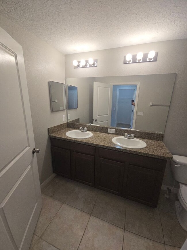 Building Photo - Town House 3/2.5 in Riverview