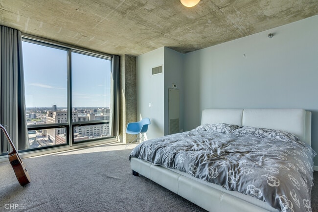 Building Photo - 611 S Wells St