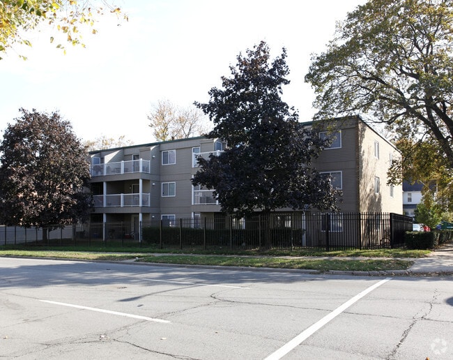 Building Photo - 517 Washtenaw Rd