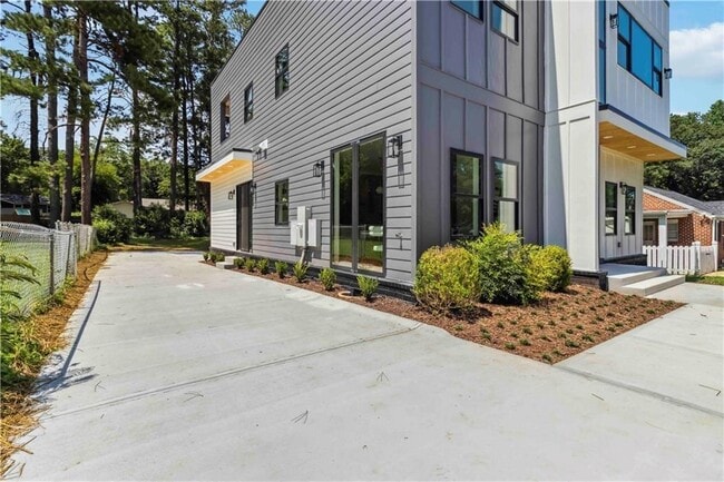 Building Photo - 1554 Columbia Cir