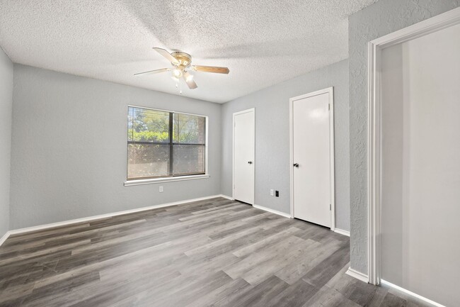 Building Photo - 3017 Hilltop Dr