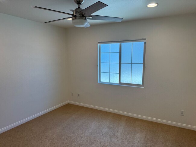 Building Photo - Beautiful Mission Valley Townhome in Escal...