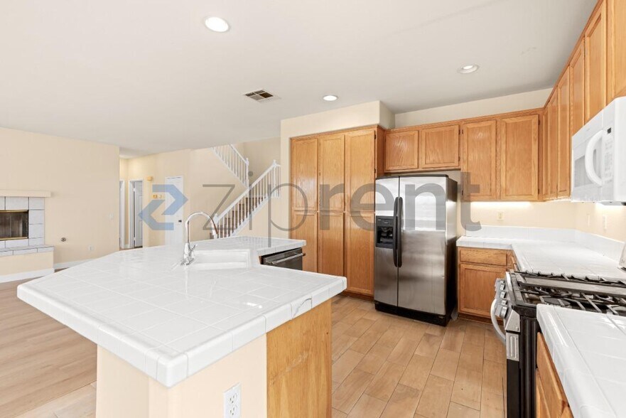 Building Photo - Unit