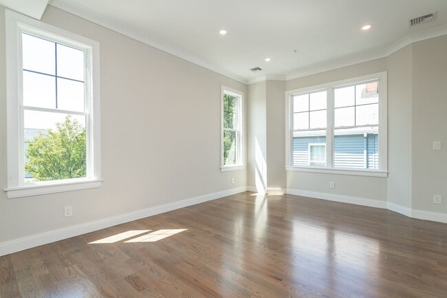 Building Photo - recently constructed 4 bed 2bath unit in Jamaica Plain is available on 9/1