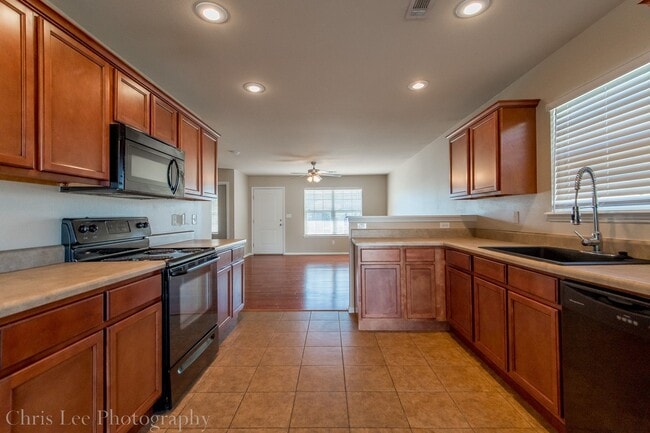 Building Photo - 3 Bedroom 2 Bath Home Minutes From UofA! Fenced yard!