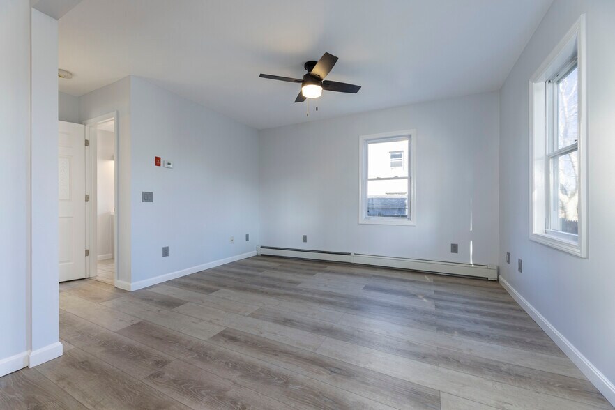 Building Photo - 5 School Ln